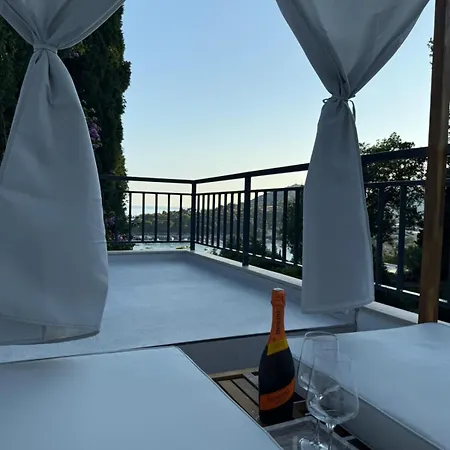 شقة & - Sea View Terrace & Parking مْليني