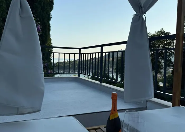 شقة & - Sea View Terrace & Parking مْليني