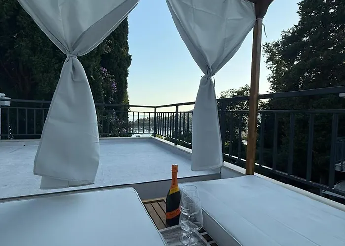 & - Sea View Terrace & Parking مْليني