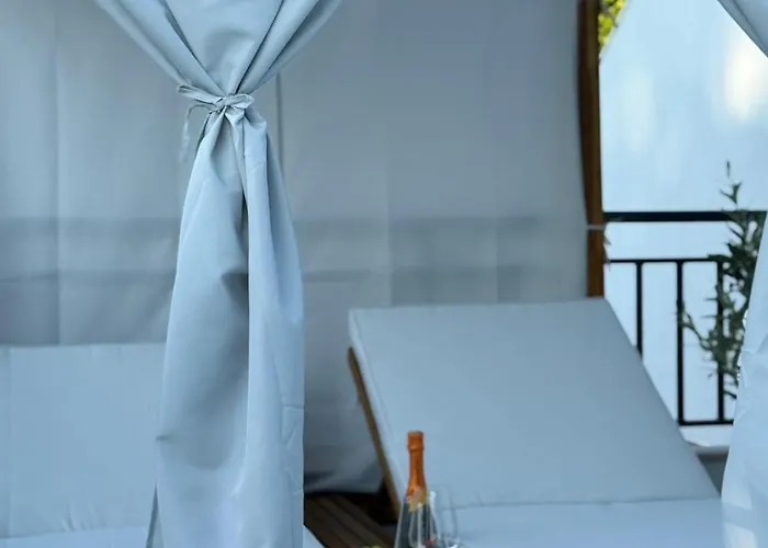 & - Sea View Terrace & Parking مْليني