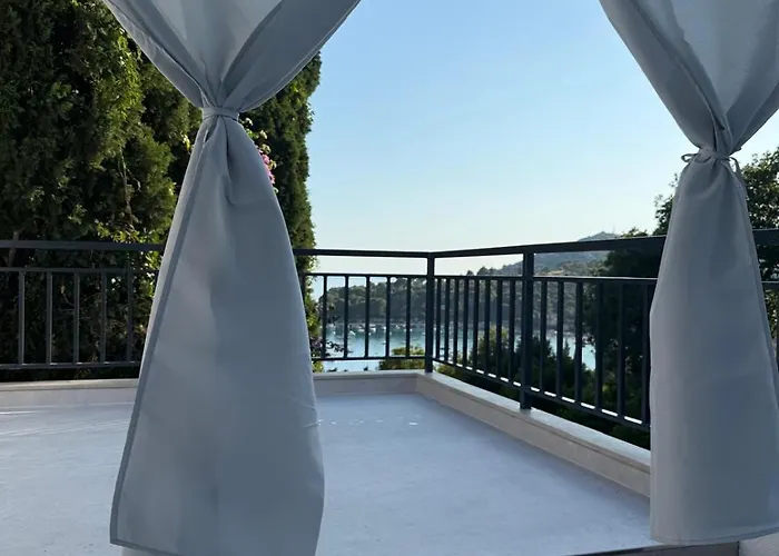 & - Sea View Terrace & Parking شقة مْليني
